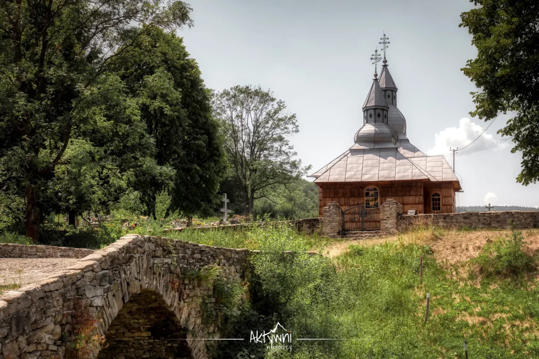Beskid Niski - mostek i cerkiew w Olchowcu